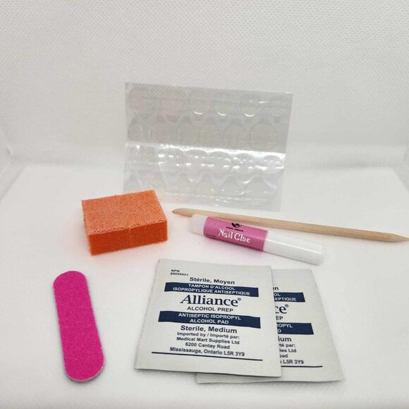 Heather & Thistle Luxe Press-On Nails - Blue Daisies - Short Square - Picture 2 of 2